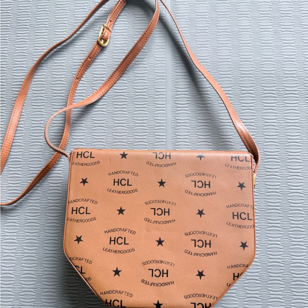 HCL Tan Crossbody Bag with Gold Plaque Detail - Picture 3 of 6